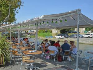 Restoran atau tempat lain untuk makan di Charming Boat in Villedubert with Terrace
