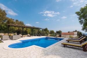 Bazén v ubytování Holiday Villa Andro nebo v jeho okolí