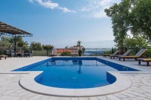 Bazén v ubytování Holiday Villa Andro nebo v jeho okolí