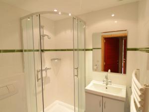 Bilik mandi di Scenic Villa near Lake View +56 gambar