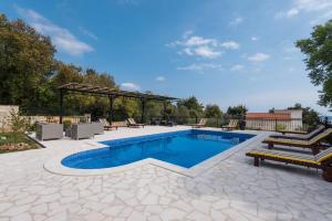 Bazén v ubytování Holiday Villa Andro nebo v jeho okolí
