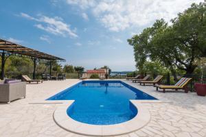 Bazén v ubytování Holiday Villa Andro nebo v jeho okolí