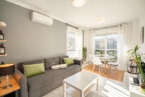 グラナダにあるEnjoyGranada TREVENQUE Centerのソファとテーブルのあるリビングルーム