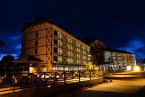 a building with a fence in front of it at night at Vista Azul Apart Hotel - Vista Pinheiros in Pedra Azul
