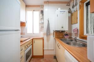 グラナダにあるEnjoyGranada TREVENQUE Centerの小さなキッチン(シンク付)、窓 +22枚の写真