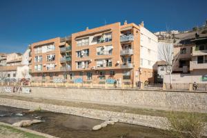 グラナダにあるEnjoyGranada TREVENQUE Centerの川沿いの壁の建物