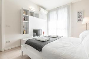 Un pat sau paturi într-o cameră la Alfa Bicocca Apartments
