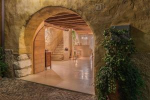un accès à un bâtiment avec une arche dans l'établissement Corte Alma Spa and Luxury Home, à Gargnano