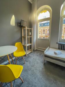 Postel nebo postele na pokoji v ubytování Moon Hostel Warszawa