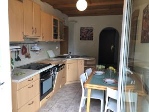 uma cozinha com uma mesa, um fogão e um lavatório em Mainstockheim by Kitzingen & Main bis 6 Personen mit Balkon nur 16 km nach Würzburg! em Mainstockheim