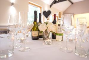 - une table avec des verres à vin et des fleurs dans l'établissement The Frocester, à Stonehouse