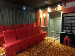 una sala de espera con sillas rojas y una puerta en Villa with home cinema sauna en Treuen