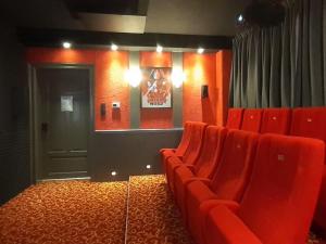 TreuenにあるVilla with home cinema saunaの赤い椅子と鏡が備わる待合室