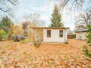 una casa en un patio con hojas en el suelo en Holiday home with garden in Mahlow Brandenburg, en Mahlow