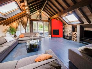 Et sittehjørne på Charming cottage with jacuzzi and sauna High Fens