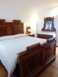A bed or beds in a room at La Mansarda