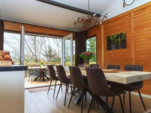 Зображення з фотогалереї помешкання Chalet with Sauna & Views у місті Manhay