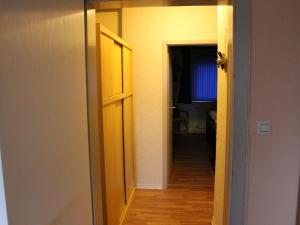 einen Flur mit Tür zu einem Zimmer in der Unterkunft Holiday home near the ski lift in Winterberg