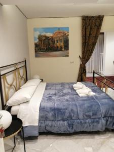 ein Schlafzimmer mit einem Bett und einem Wandgemälde in der Unterkunft Federico 70 Rubino Family in Palermo