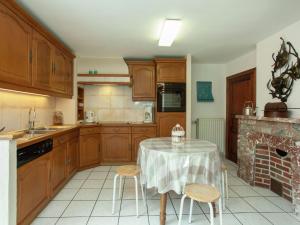 une cuisine avec une table et un chiffon de table. dans l'établissement Spacious Holiday Home in Humain with Garden, à Marche-en-Famenne