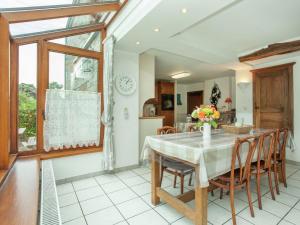 eine Küche und ein Esszimmer mit einem Tisch und Stühlen in der Unterkunft Spacious Holiday Home in Humain with Garden in Marche-en-Famenne