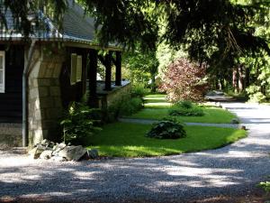 une maison avec une cour avec de l'herbe verte dans l'établissement Quietly located country house in Vielsalm, à Vielsalm