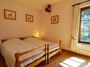 1 dormitorio con cama y ventana en Modern Cottage in Barvaux Condroz Amidst Meadows, en Barvaux-Condroz
