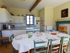 comedor con mesa y cocina en Modern Cottage in Barvaux Condroz Amidst Meadows, en Barvaux-Condroz