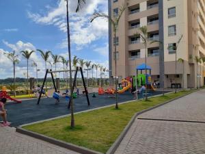 un parque con niños jugando en un parque infantil en Solar das Águas - Resort Em Olimpia - Ap 2 quartos en Olímpia