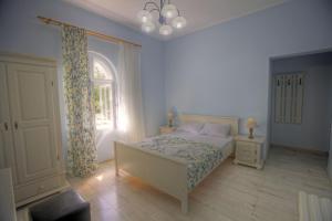 a bedroom with a bed and a window at Vila Brancoveanu in Eforie Sud
