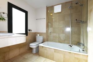 A bathroom at Salobre Morro Golf 2