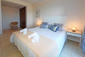 A bed or beds in a room at Salobre Morro Golf 2