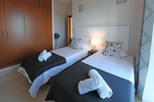 A bed or beds in a room at Salobre Morro Golf 2