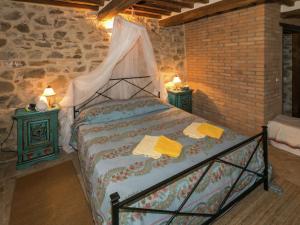 um quarto com uma cama com duas mesas de cabeceira e dois candeeiros em Belvilla by OYO Monte Amiata em Santa Fiora