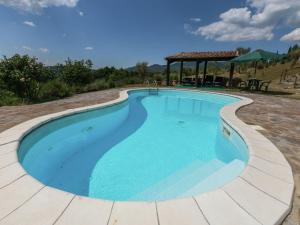 uma grande piscina com um gazebo em Belvilla by OYO Monte Amiata em Santa Fiora