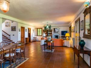ein Wohnzimmer mit einem Sofa und einem Tisch in der Unterkunft Belvilla by OYO Villa Conte in Ricadi