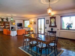- un salon avec une table et des chaises en bois dans l'établissement Belvilla by OYO Villa Conte, à Ricadi