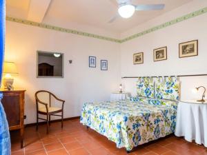 - une chambre avec un lit, une table et une chaise dans l'établissement Belvilla by OYO Villa Conte, à Ricadi