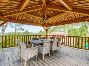 un patio con mesa y sillas en una terraza de madera en Exclusive villa in Le muy with private pool en Le Muy