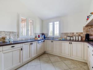 una cocina con armarios blancos y encimeras azules en Exclusive villa in Le muy with private pool en Le Muy