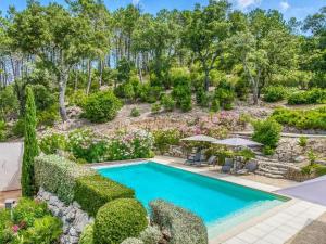 una piscina en un jardín con arbustos y árboles en Exclusive villa in Le muy with private pool en Le Muy