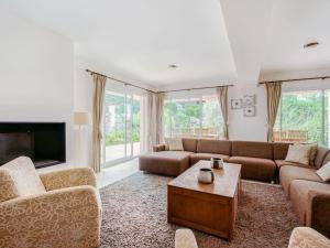 sala de estar con sofá y TV en Exclusive villa in Le muy with private pool en Le Muy