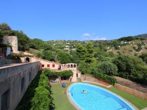 - une vue sur la piscine à côté d'un bâtiment dans l'établissement Belvilla by OYO Torre, à Ricadi