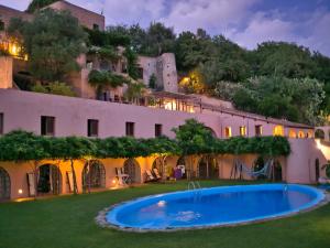 un complexe avec une piscine en face d'un bâtiment dans l'établissement Belvilla by OYO Torre, à Ricadi