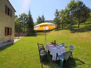 A garden outside Apartment in Marche with Pool Access
