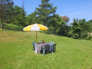 A garden outside Apartment in Marche with Pool Access
