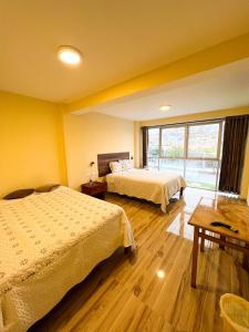 um quarto de hotel com duas camas e uma janela em HOTEL DORADO AREQUIPA em La Apacheta