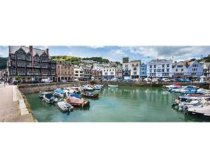 un grupo de barcos están atracados en un puerto en Seven Stars en Dartmouth