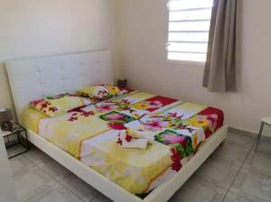 Llit o llits en una habitació de Maison de 2 chambres avec jardin clos a Grand Bourg
