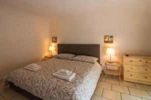 una camera da letto con un letto e due asciugamani di Cozy's house nel cuore della città a Catania